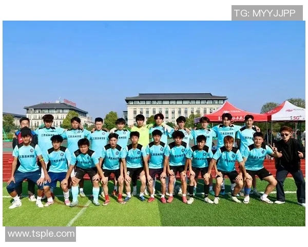 足球明星齐聚一堂大头合照拼图展现足坛风采与友谊的精彩瞬间