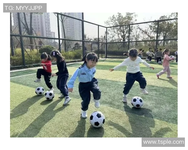孩子们热衷模仿足球明星精彩瞬间的视频合集展现童趣与运动热情